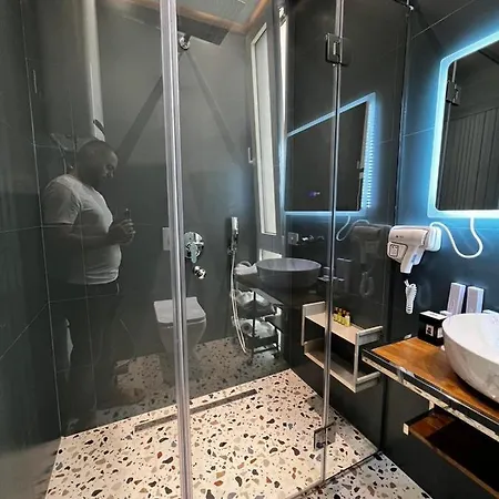 122b Palase Privat Pool